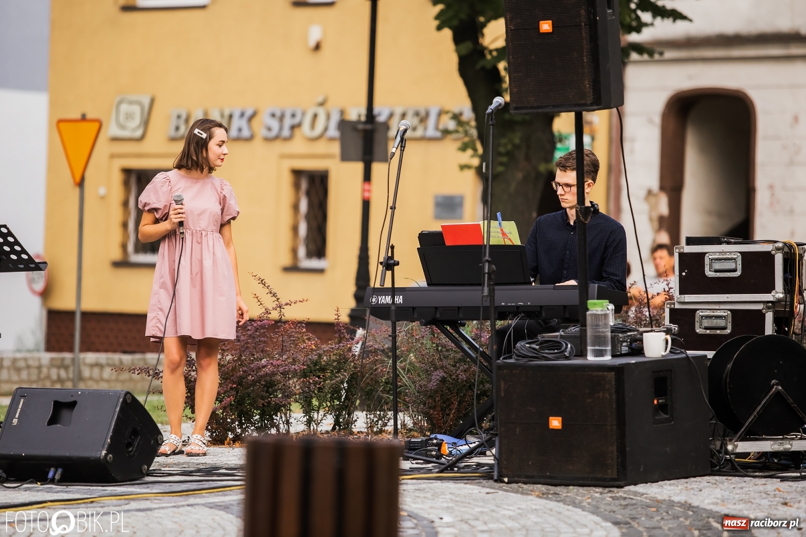 Zdjęcie w galerii na portalu naszraciborz.pl: Nastrojowy wieczór z piosenką na krzanowickim rynku wiadomości z regionu