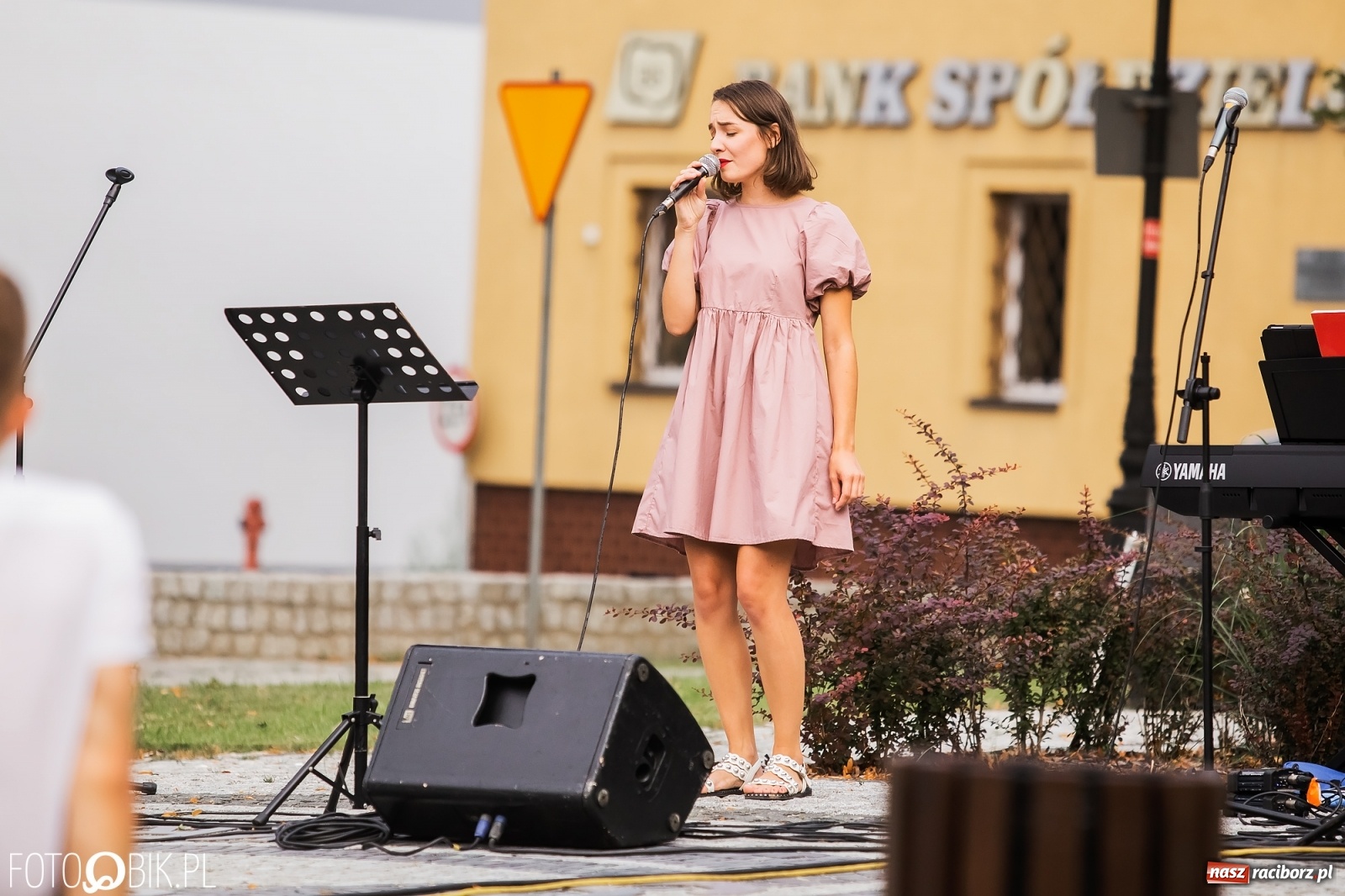 Zdjęcie w galerii na portalu naszraciborz.pl: Nastrojowy wieczór z piosenką na krzanowickim rynku wiadomości z regionu