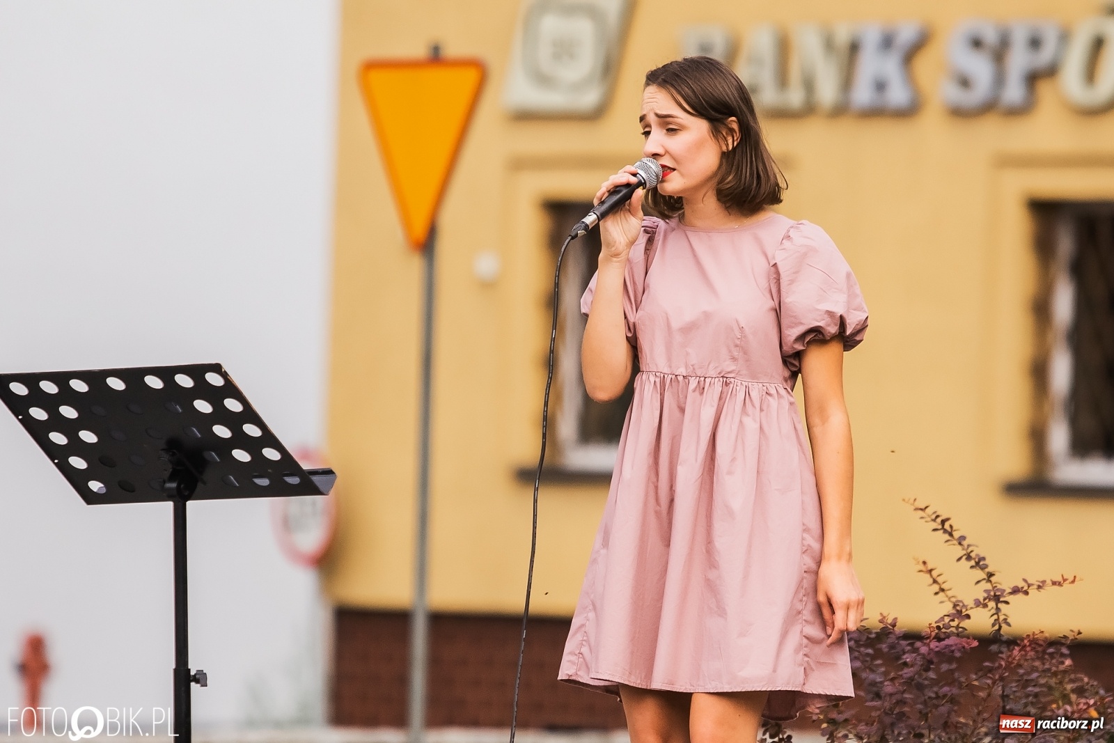 Zdjęcie w galerii na portalu naszraciborz.pl: Nastrojowy wieczór z piosenką na krzanowickim rynku wiadomości z regionu