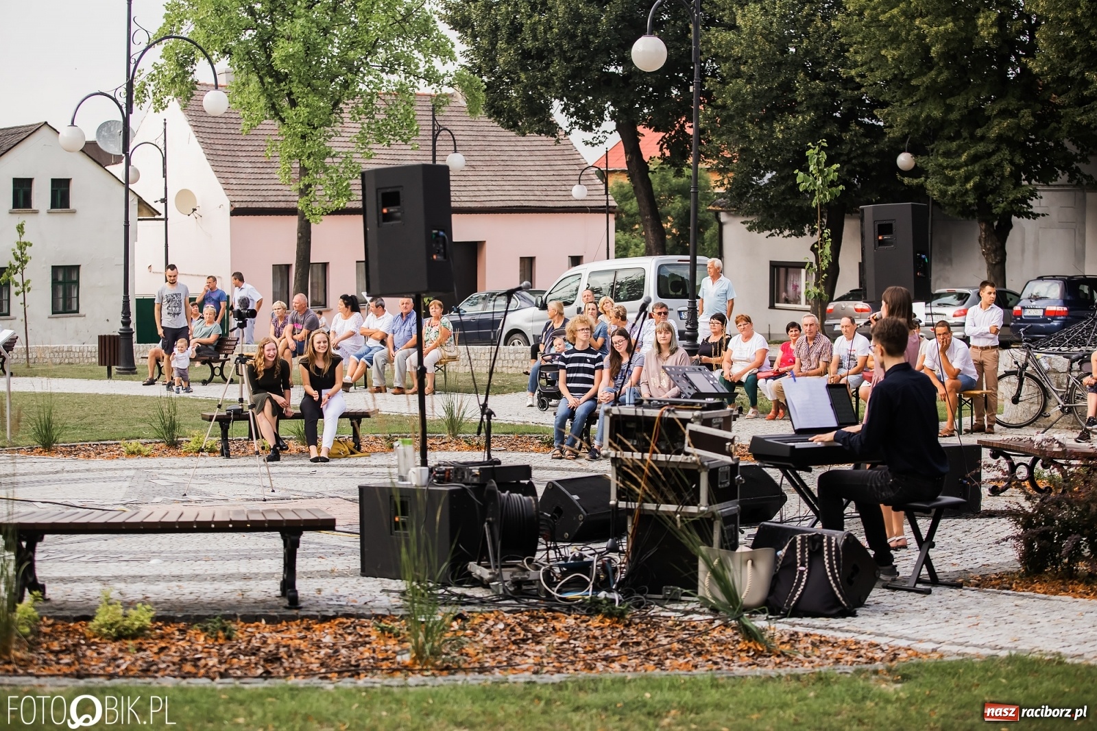 Zdjęcie w galerii na portalu naszraciborz.pl: Nastrojowy wieczór z piosenką na krzanowickim rynku wiadomości z regionu
