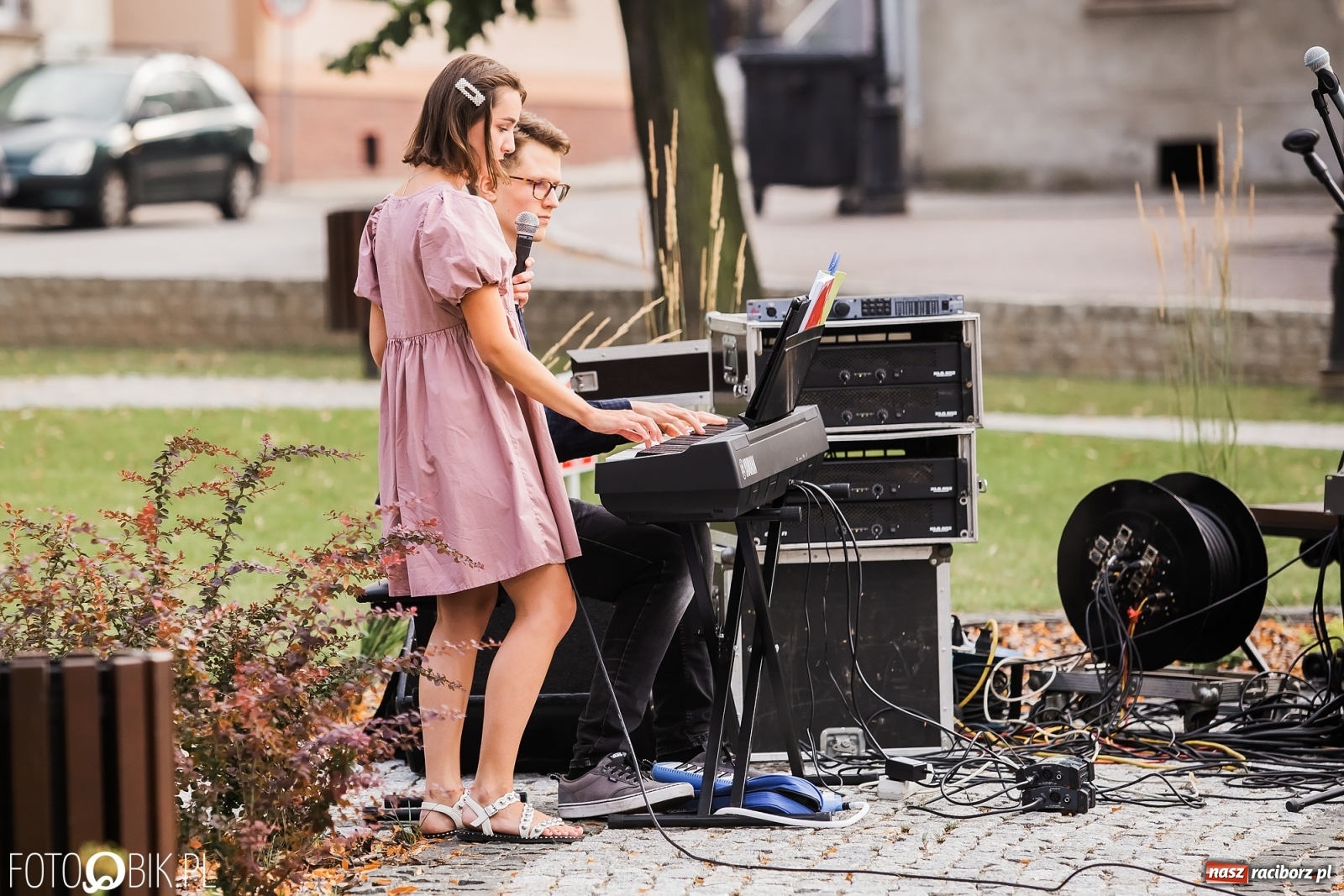 Zdjęcie w galerii na portalu naszraciborz.pl: Nastrojowy wieczór z piosenką na krzanowickim rynku wiadomości z regionu
