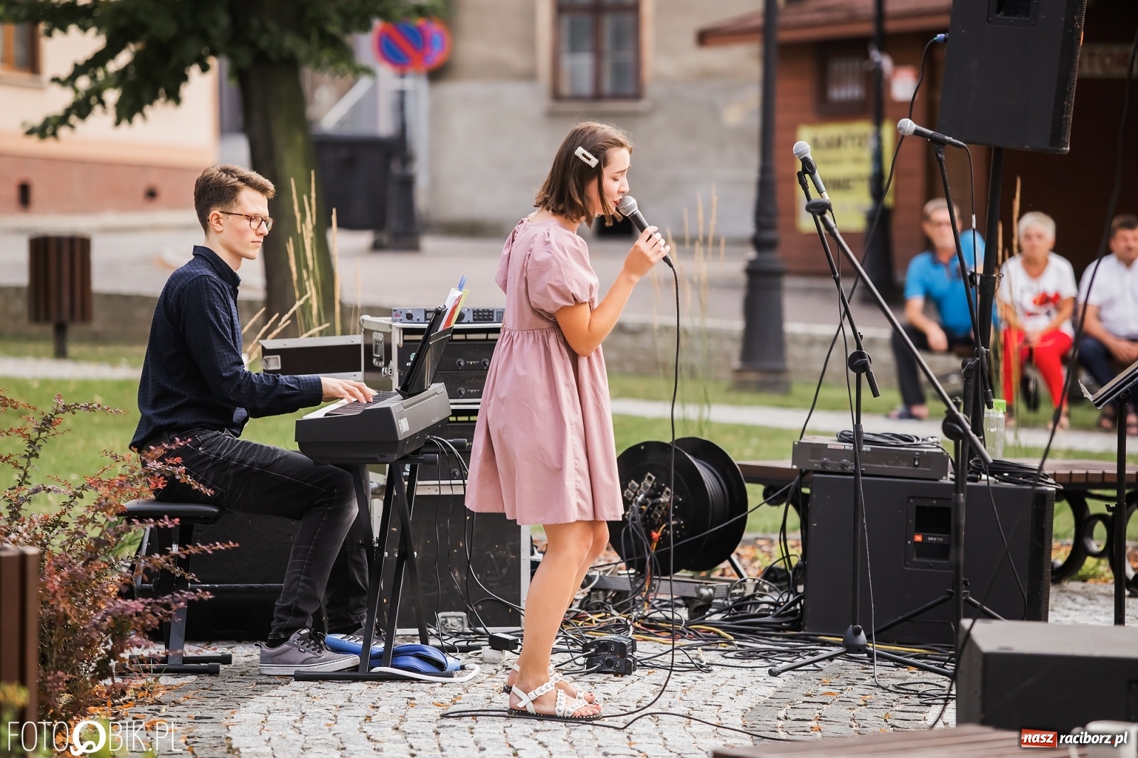 Zdjęcie w galerii na portalu naszraciborz.pl: Nastrojowy wieczór z piosenką na krzanowickim rynku wiadomości z regionu