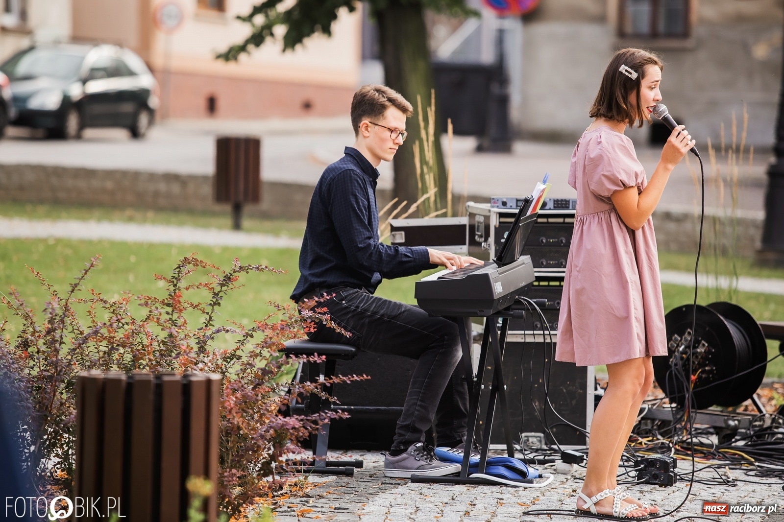 Zdjęcie w galerii na portalu naszraciborz.pl: Nastrojowy wieczór z piosenką na krzanowickim rynku wiadomości z regionu