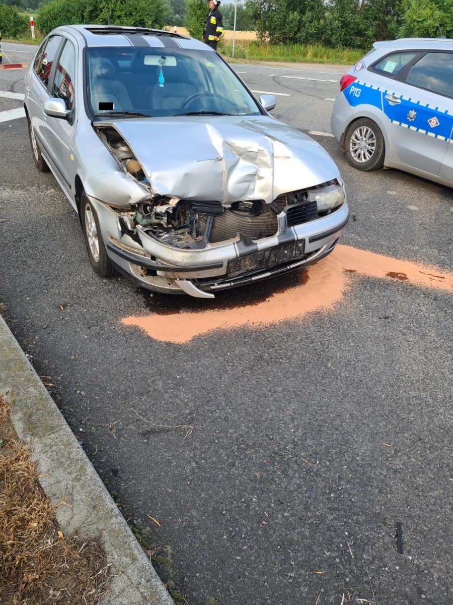 Zdjęcie w galerii na portalu naszraciborz.pl: Zderzenie seata i citroena w Zabełkowie na DK 78 [FOTO] wiadomości z regionu