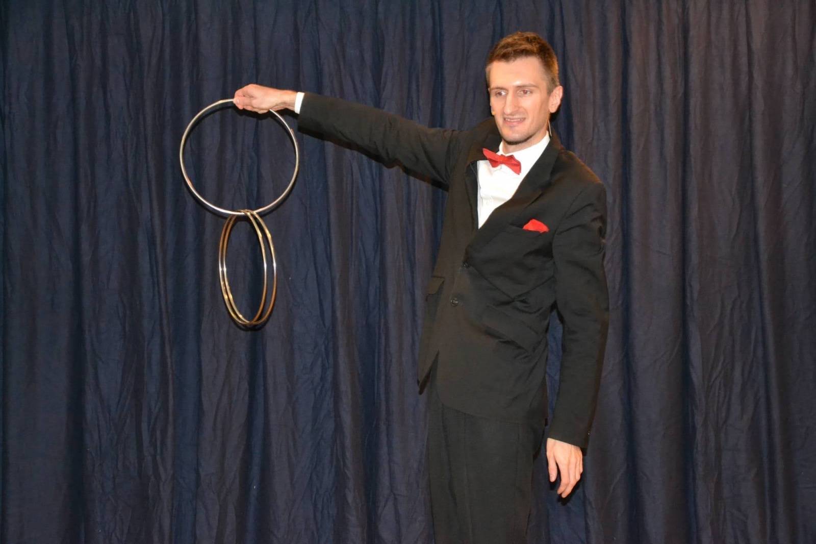 Zdjęcie w galerii na portalu naszraciborz.pl: Spotkanie z iluzjonistą - Konradem Mościńskim oraz pokaz „Lodowe Eksperymenty” wiadomości z regionu