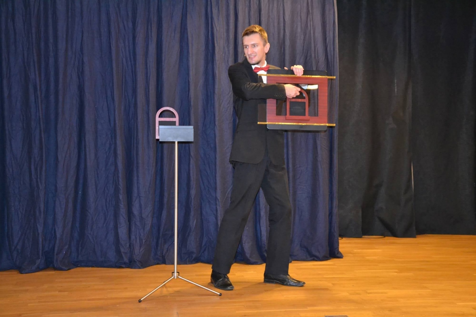 Zdjęcie w galerii na portalu naszraciborz.pl: Spotkanie z iluzjonistą - Konradem Mościńskim oraz pokaz „Lodowe Eksperymenty” wiadomości z regionu