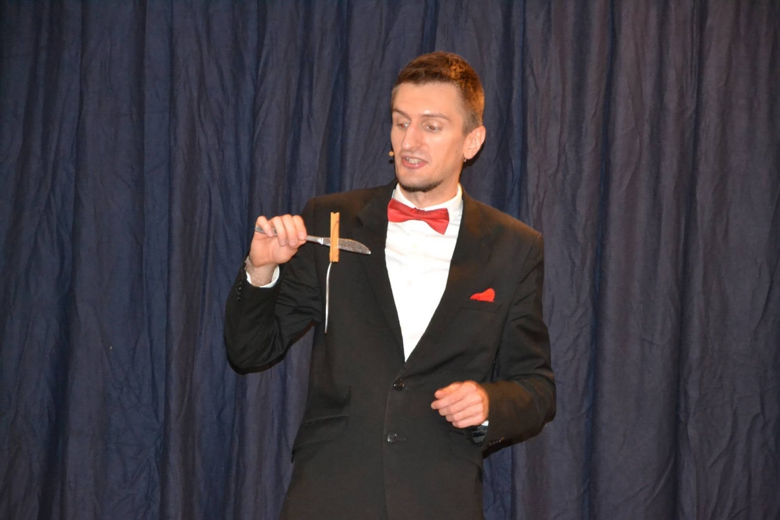 Zdjęcie w galerii na portalu naszraciborz.pl: Spotkanie z iluzjonistą - Konradem Mościńskim oraz pokaz „Lodowe Eksperymenty” wiadomości z regionu