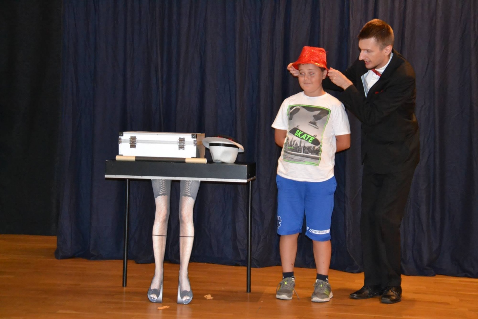 Zdjęcie w galerii na portalu naszraciborz.pl: Spotkanie z iluzjonistą - Konradem Mościńskim oraz pokaz „Lodowe Eksperymenty” wiadomości z regionu