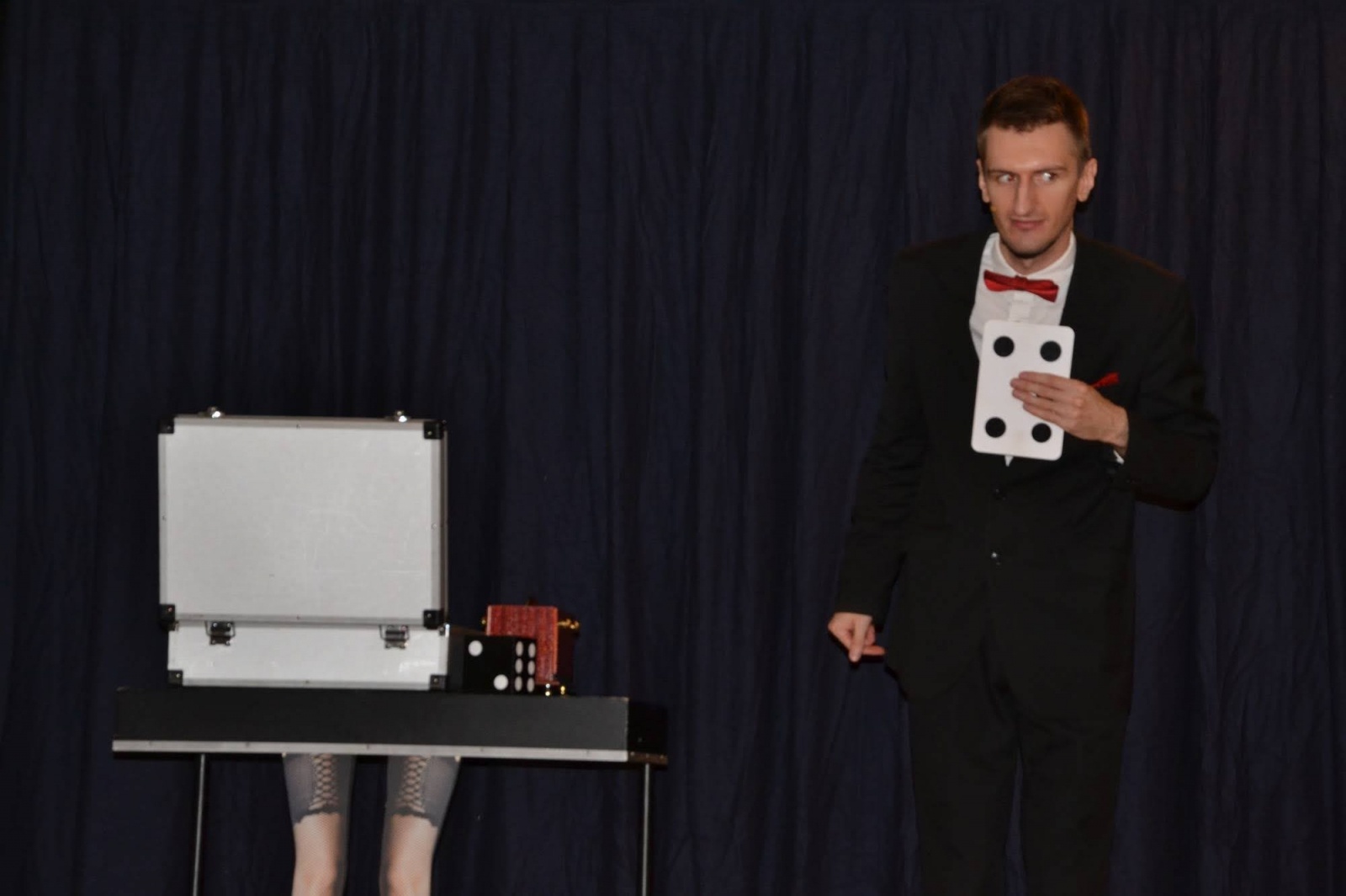 Zdjęcie w galerii na portalu naszraciborz.pl: Spotkanie z iluzjonistą - Konradem Mościńskim oraz pokaz „Lodowe Eksperymenty” wiadomości z regionu