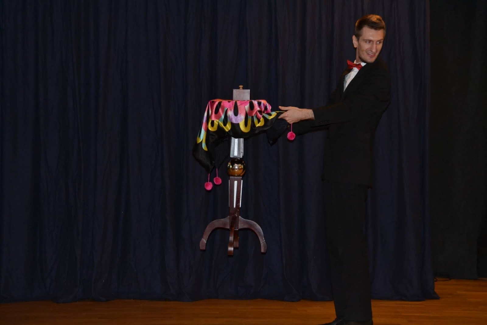 Zdjęcie w galerii na portalu naszraciborz.pl: Spotkanie z iluzjonistą - Konradem Mościńskim oraz pokaz „Lodowe Eksperymenty” wiadomości z regionu