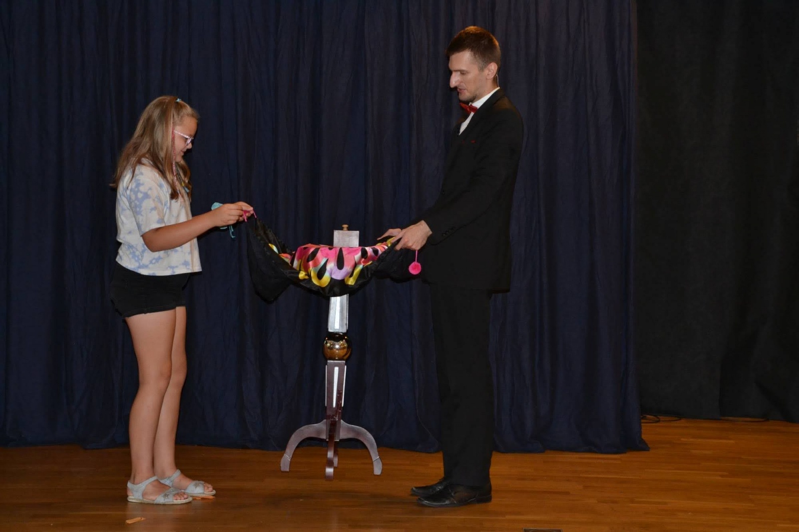 Zdjęcie w galerii na portalu naszraciborz.pl: Spotkanie z iluzjonistą - Konradem Mościńskim oraz pokaz „Lodowe Eksperymenty” wiadomości z regionu