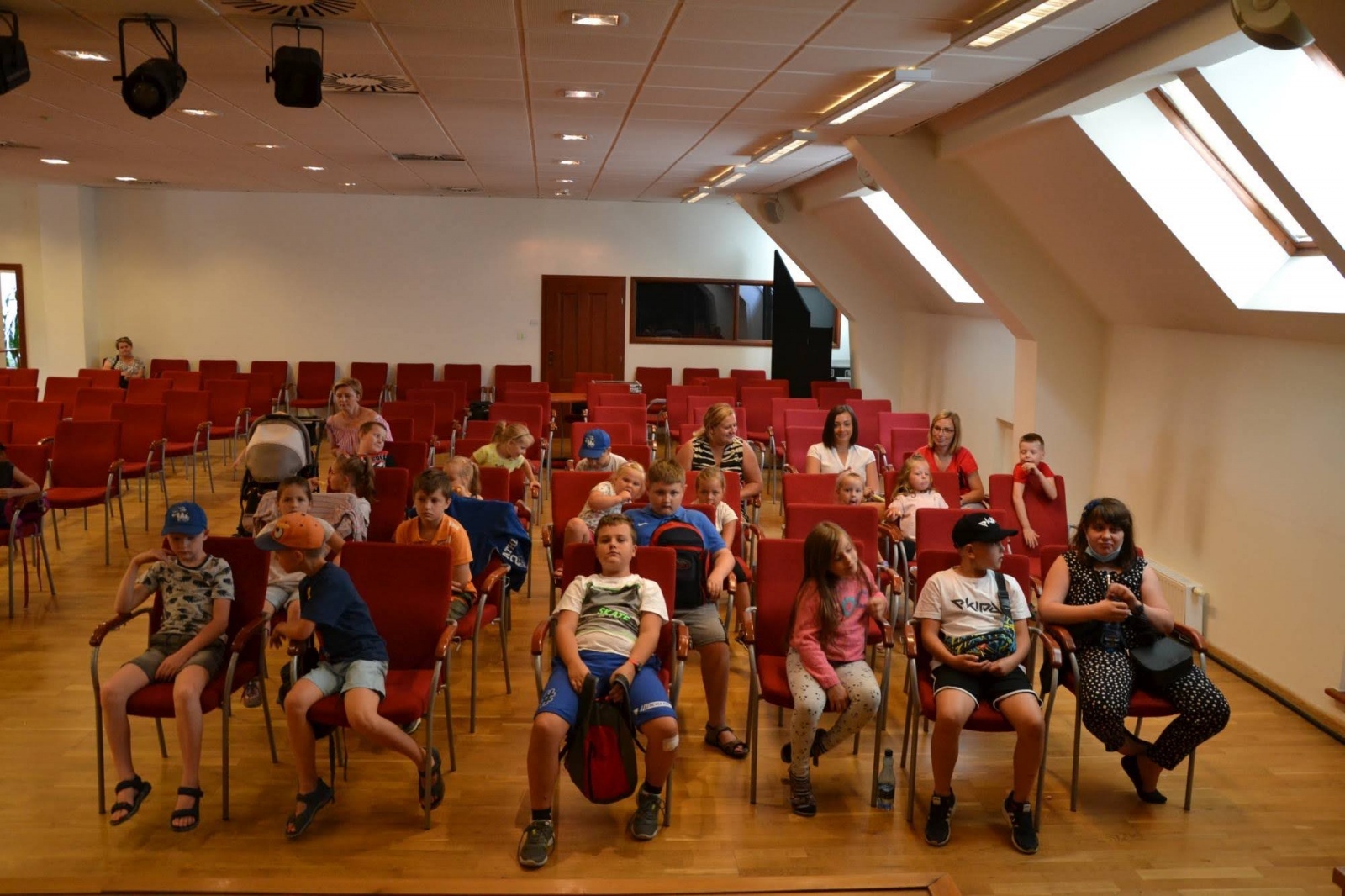 Zdjęcie w galerii na portalu naszraciborz.pl: Spotkanie z iluzjonistą - Konradem Mościńskim oraz pokaz „Lodowe Eksperymenty” wiadomości z regionu