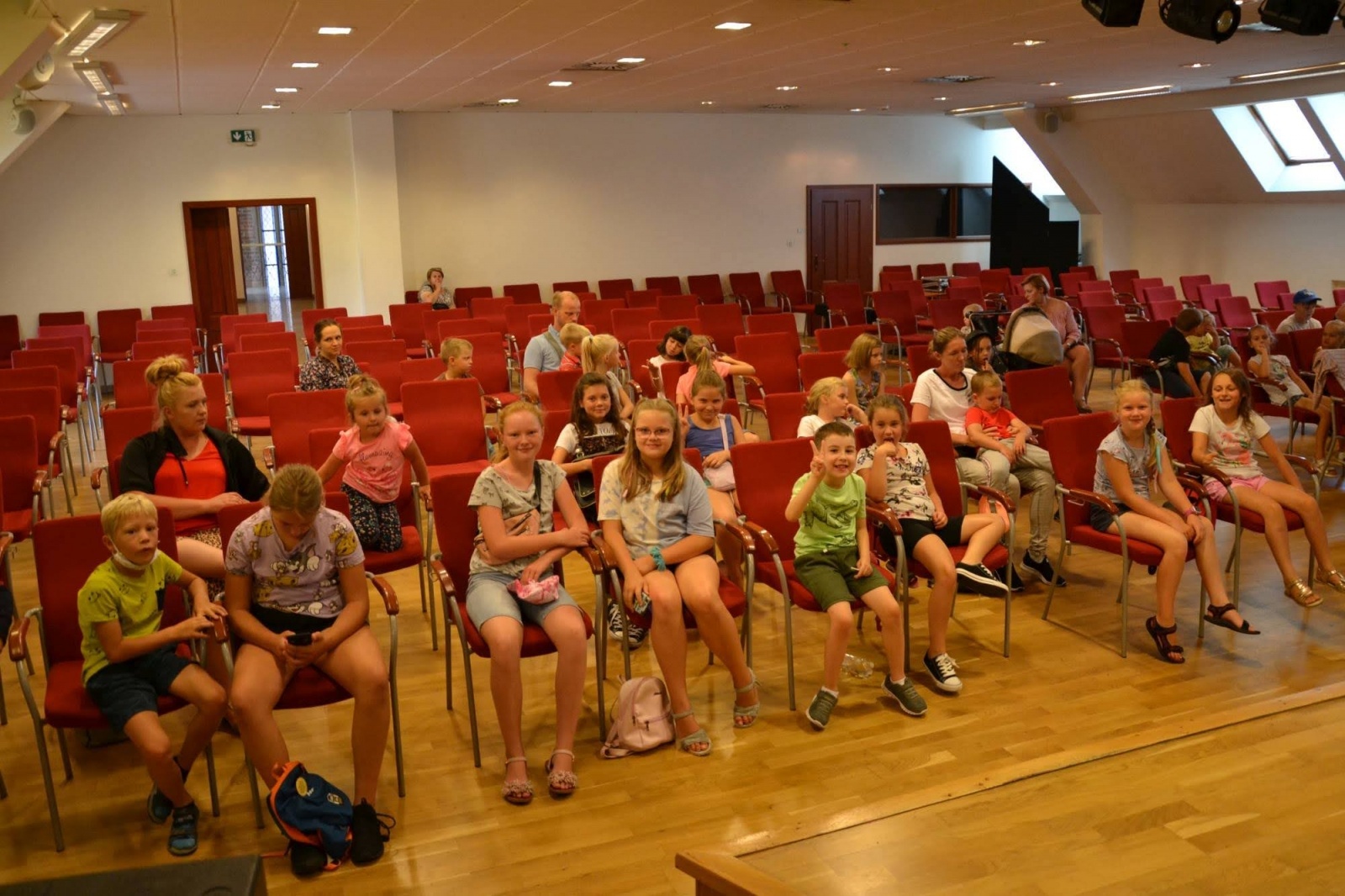 Zdjęcie w galerii na portalu naszraciborz.pl: Spotkanie z iluzjonistą - Konradem Mościńskim oraz pokaz „Lodowe Eksperymenty” wiadomości z regionu