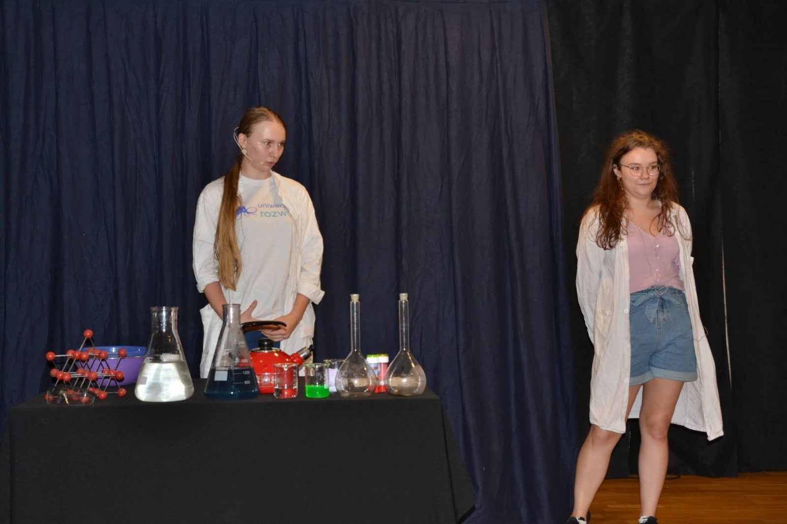 Zdjęcie w galerii na portalu naszraciborz.pl: Spotkanie z iluzjonistą - Konradem Mościńskim oraz pokaz „Lodowe Eksperymenty” wiadomości z regionu