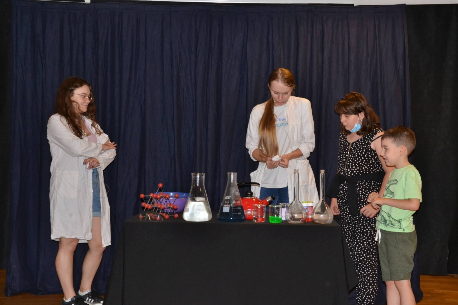 Zdjęcie w galerii na portalu naszraciborz.pl: Spotkanie z iluzjonistą - Konradem Mościńskim oraz pokaz „Lodowe Eksperymenty” wiadomości z regionu