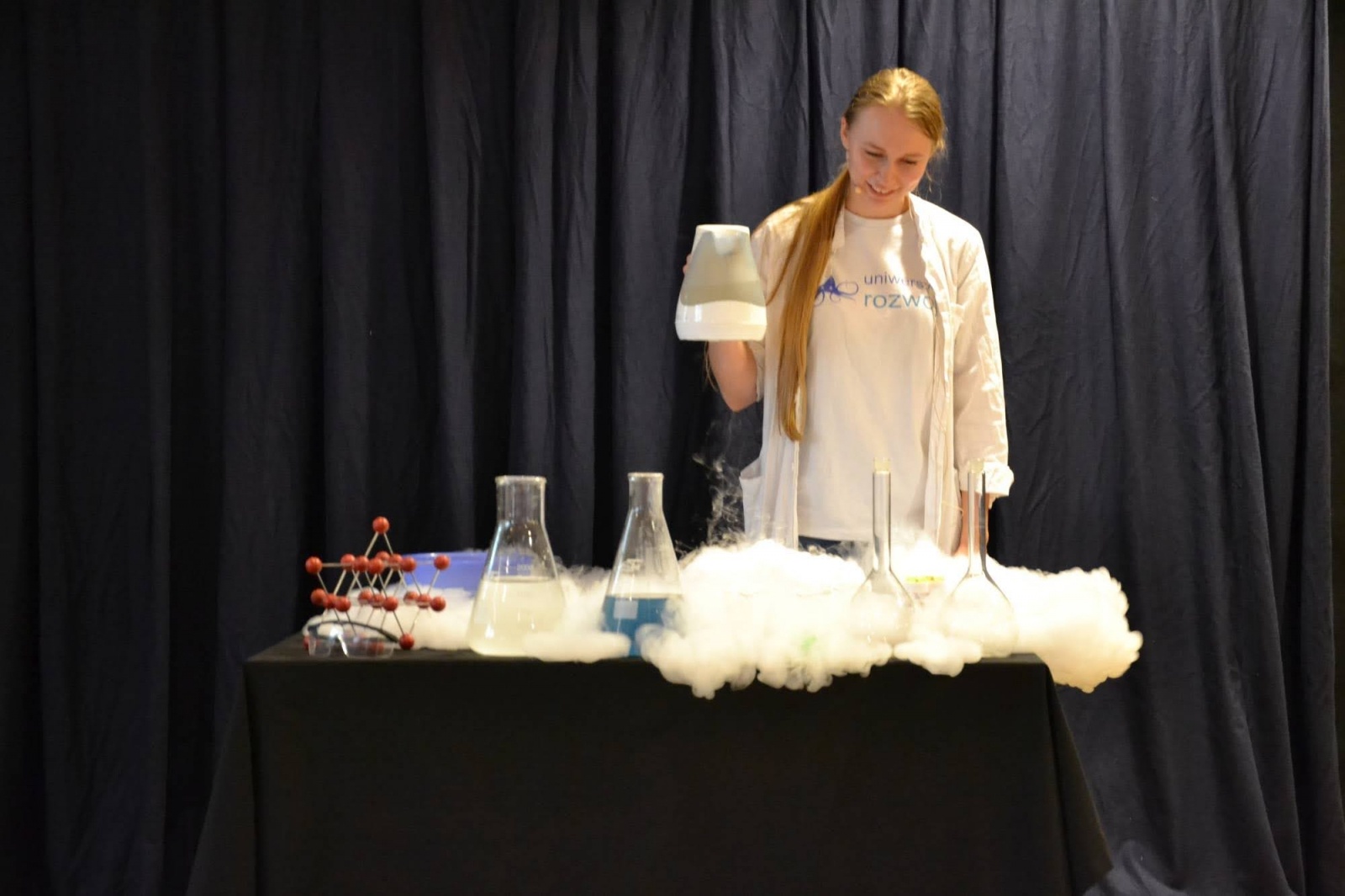 Zdjęcie w galerii na portalu naszraciborz.pl: Spotkanie z iluzjonistą - Konradem Mościńskim oraz pokaz „Lodowe Eksperymenty” wiadomości z regionu