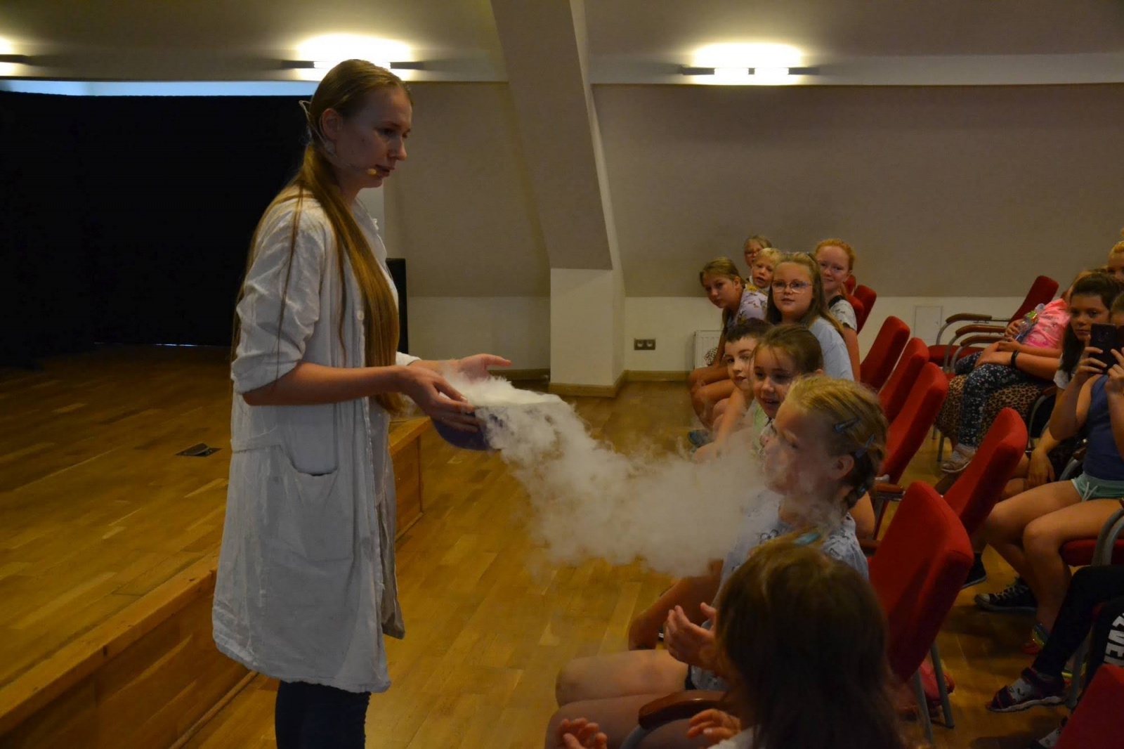 Zdjęcie w galerii na portalu naszraciborz.pl: Spotkanie z iluzjonistą - Konradem Mościńskim oraz pokaz „Lodowe Eksperymenty” wiadomości z regionu