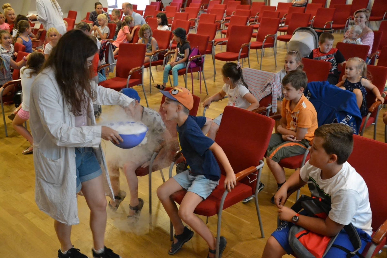 Zdjęcie w galerii na portalu naszraciborz.pl: Spotkanie z iluzjonistą - Konradem Mościńskim oraz pokaz „Lodowe Eksperymenty” wiadomości z regionu