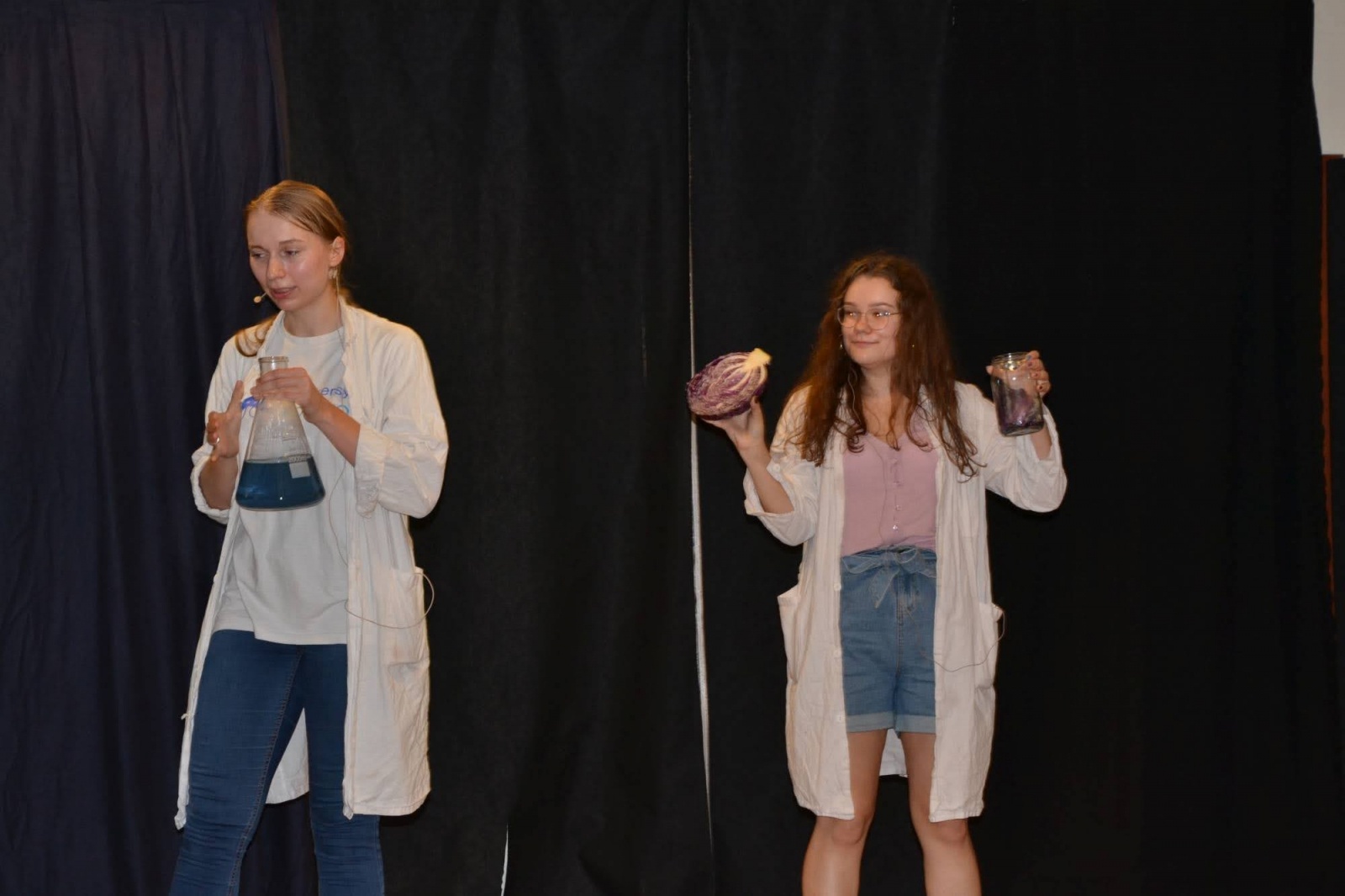 Zdjęcie w galerii na portalu naszraciborz.pl: Spotkanie z iluzjonistą - Konradem Mościńskim oraz pokaz „Lodowe Eksperymenty” wiadomości z regionu