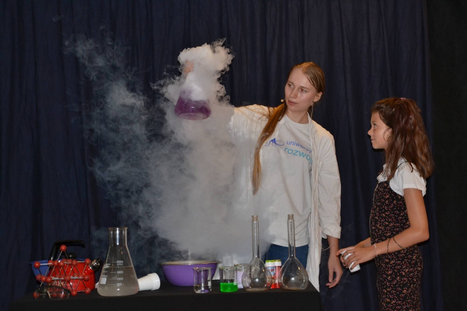 Zdjęcie w galerii na portalu naszraciborz.pl: Spotkanie z iluzjonistą - Konradem Mościńskim oraz pokaz „Lodowe Eksperymenty” wiadomości z regionu