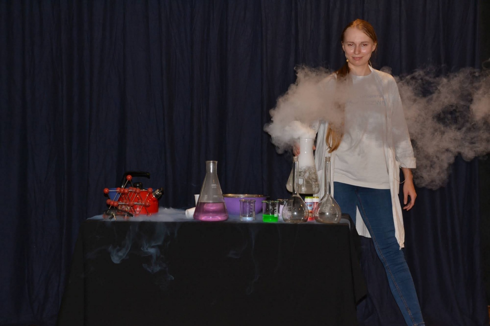 Zdjęcie w galerii na portalu naszraciborz.pl: Spotkanie z iluzjonistą - Konradem Mościńskim oraz pokaz „Lodowe Eksperymenty” wiadomości z regionu