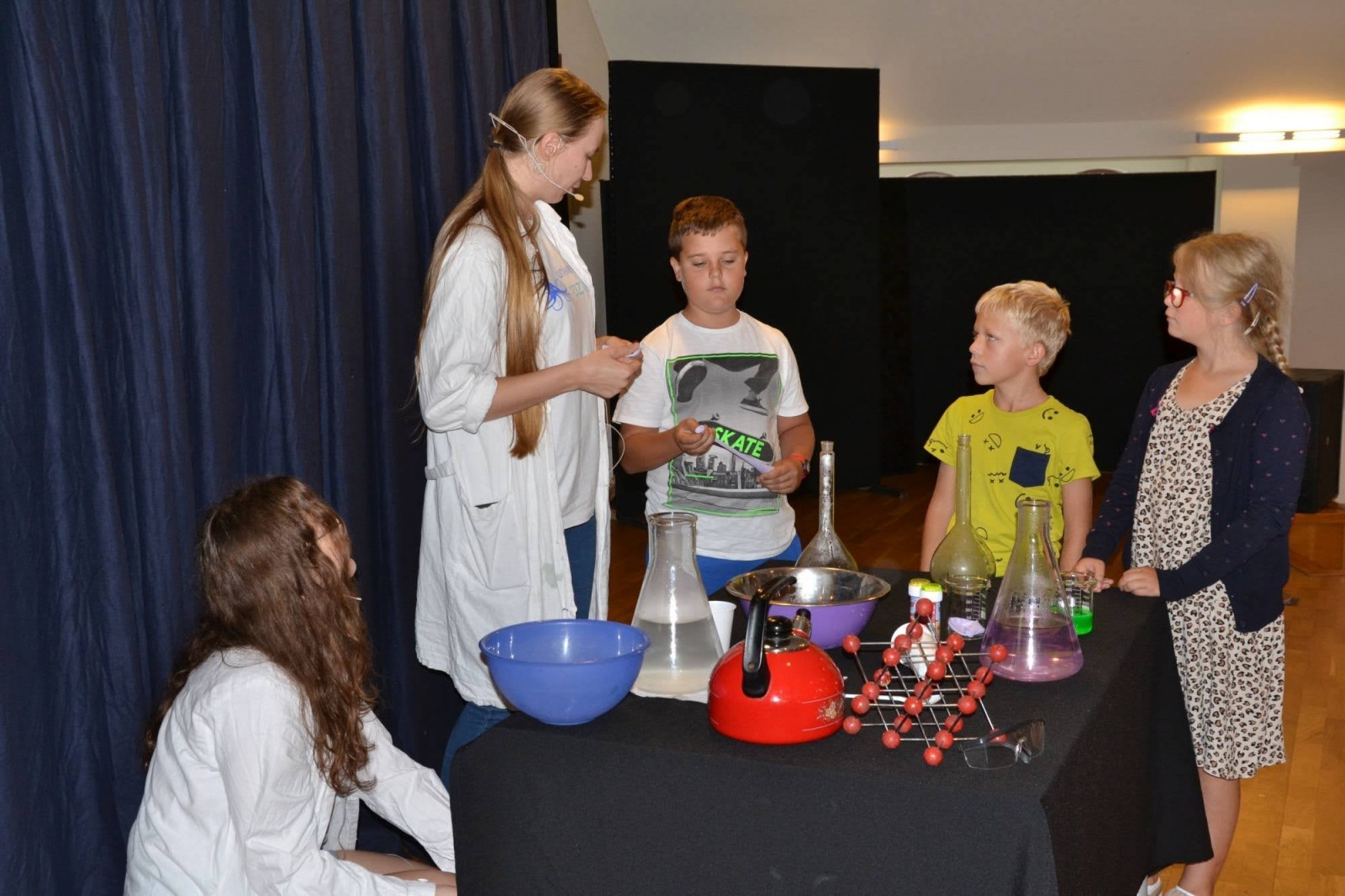 Zdjęcie w galerii na portalu naszraciborz.pl: Spotkanie z iluzjonistą - Konradem Mościńskim oraz pokaz „Lodowe Eksperymenty” wiadomości z regionu