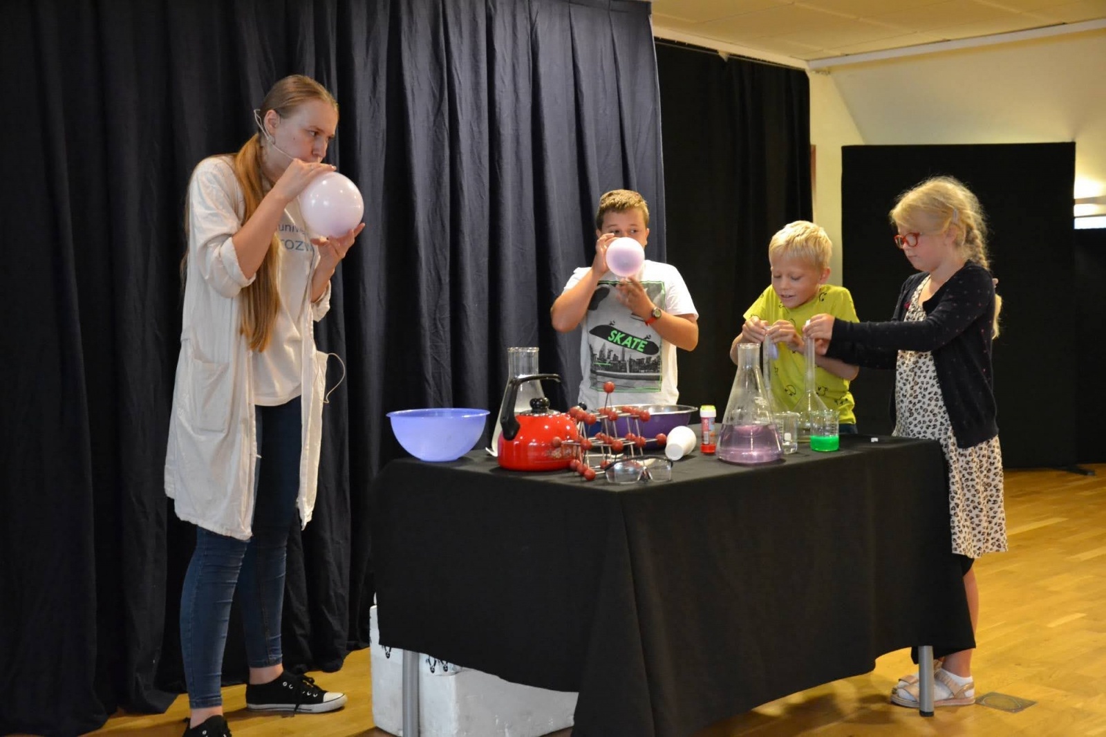 Zdjęcie w galerii na portalu naszraciborz.pl: Spotkanie z iluzjonistą - Konradem Mościńskim oraz pokaz „Lodowe Eksperymenty” wiadomości z regionu