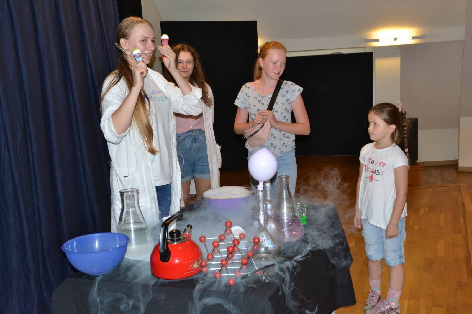 Zdjęcie w galerii na portalu naszraciborz.pl: Spotkanie z iluzjonistą - Konradem Mościńskim oraz pokaz „Lodowe Eksperymenty” wiadomości z regionu