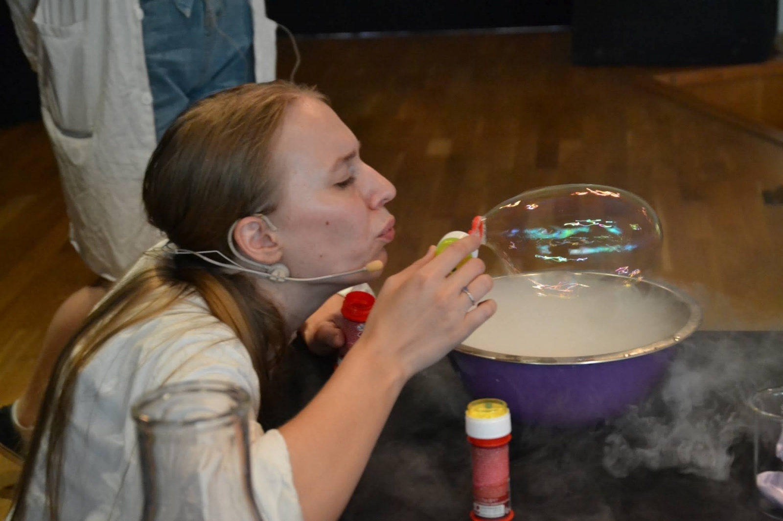 Zdjęcie w galerii na portalu naszraciborz.pl: Spotkanie z iluzjonistą - Konradem Mościńskim oraz pokaz „Lodowe Eksperymenty” wiadomości z regionu