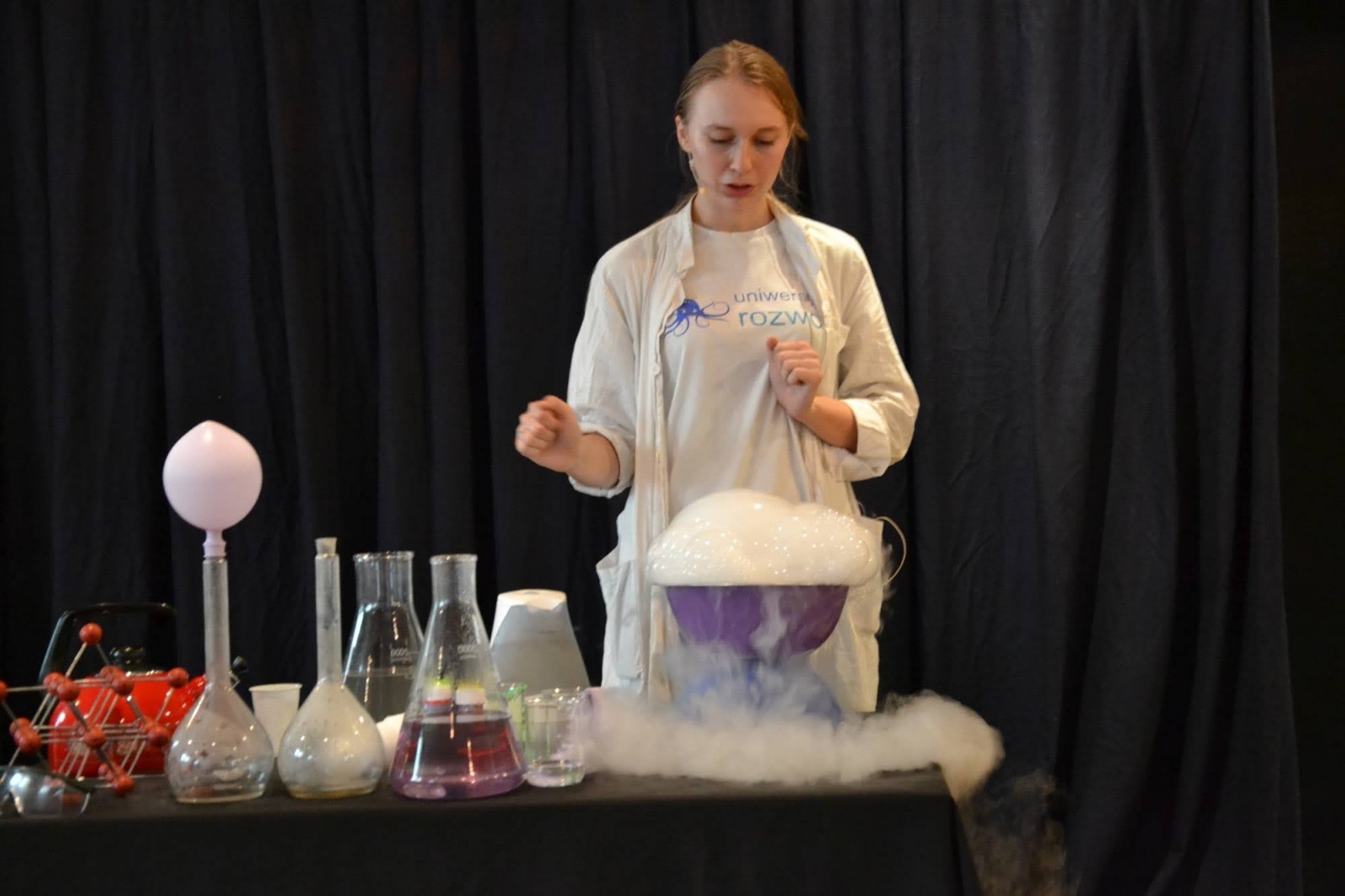 Zdjęcie w galerii na portalu naszraciborz.pl: Spotkanie z iluzjonistą - Konradem Mościńskim oraz pokaz „Lodowe Eksperymenty” wiadomości z regionu