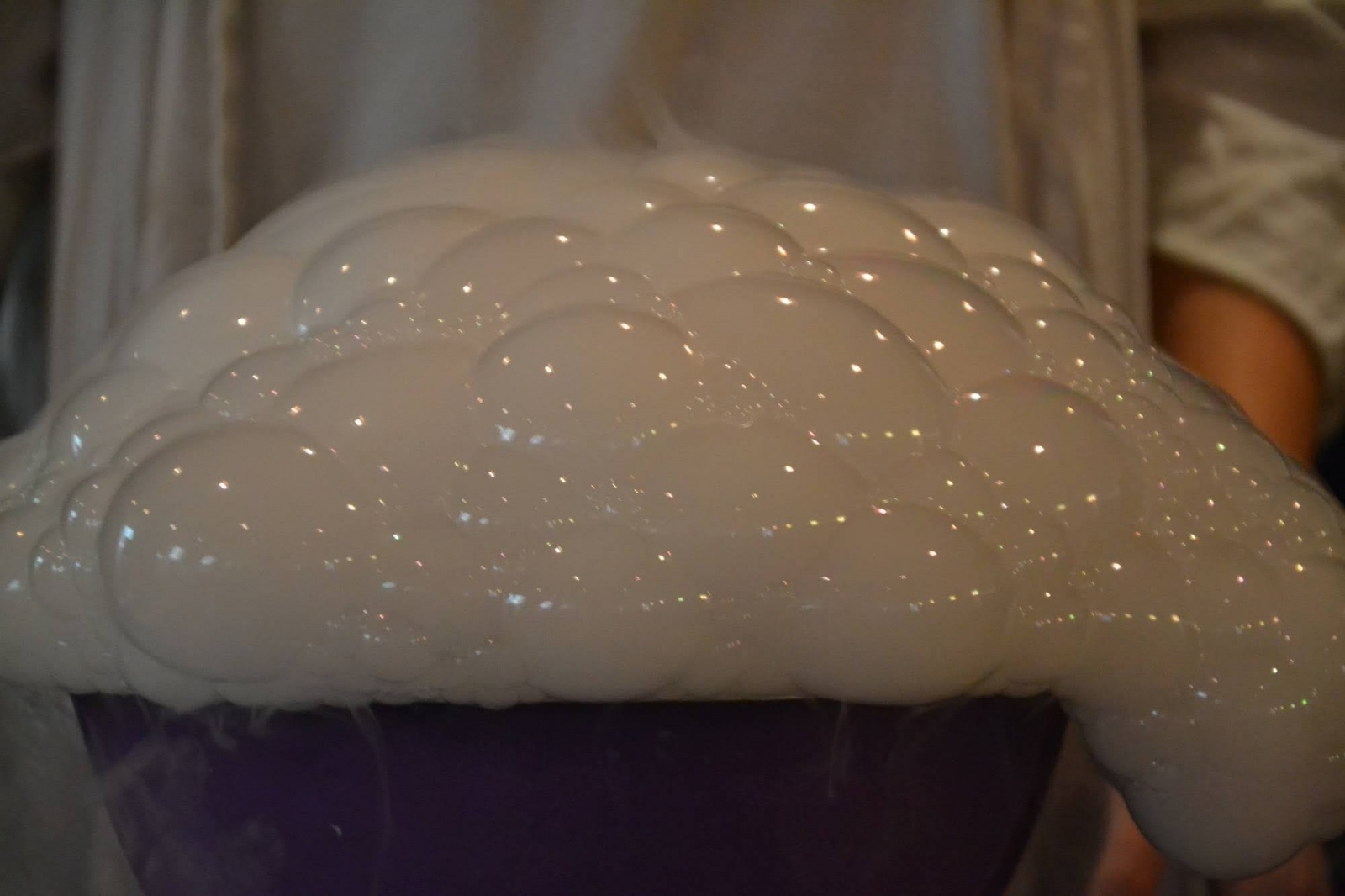 Zdjęcie w galerii na portalu naszraciborz.pl: Spotkanie z iluzjonistą - Konradem Mościńskim oraz pokaz „Lodowe Eksperymenty” wiadomości z regionu