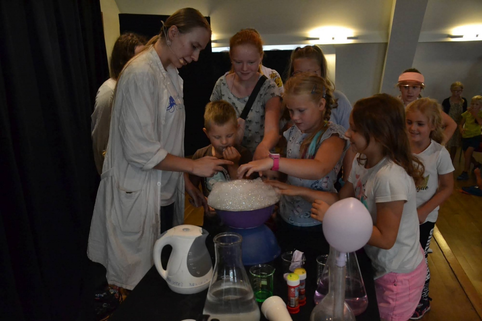 Zdjęcie w galerii na portalu naszraciborz.pl: Spotkanie z iluzjonistą - Konradem Mościńskim oraz pokaz „Lodowe Eksperymenty” wiadomości z regionu