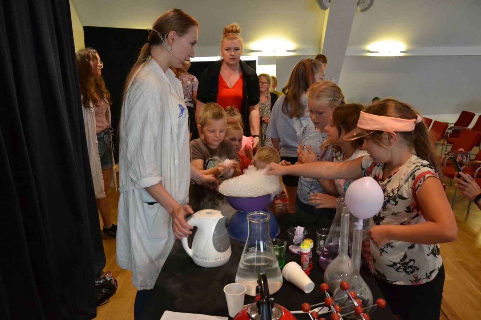 Zdjęcie w galerii na portalu naszraciborz.pl: Spotkanie z iluzjonistą - Konradem Mościńskim oraz pokaz „Lodowe Eksperymenty” wiadomości z regionu