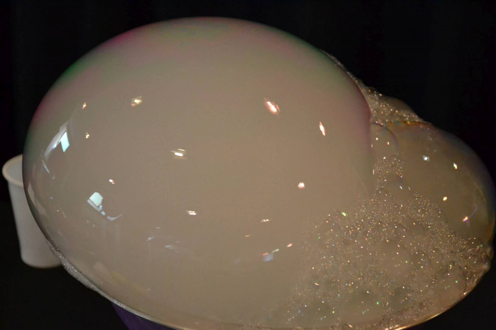 Zdjęcie w galerii na portalu naszraciborz.pl: Spotkanie z iluzjonistą - Konradem Mościńskim oraz pokaz „Lodowe Eksperymenty” wiadomości z regionu