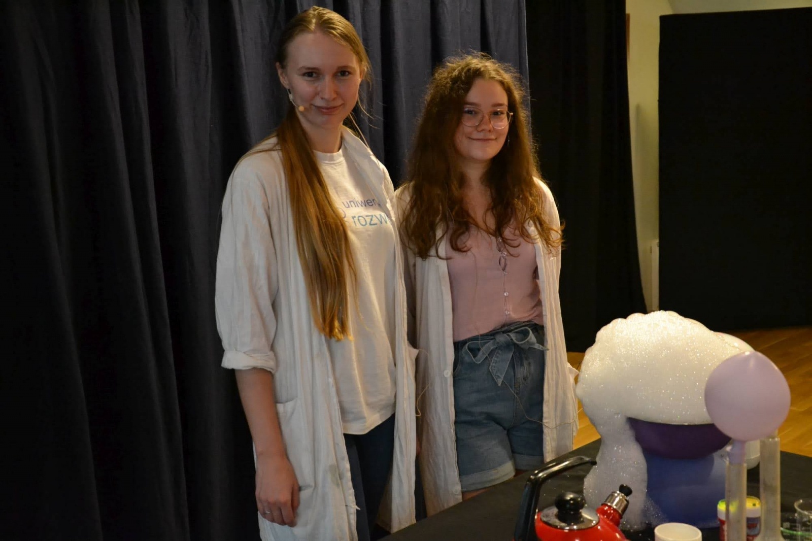 Zdjęcie w galerii na portalu naszraciborz.pl: Spotkanie z iluzjonistą - Konradem Mościńskim oraz pokaz „Lodowe Eksperymenty” wiadomości z regionu