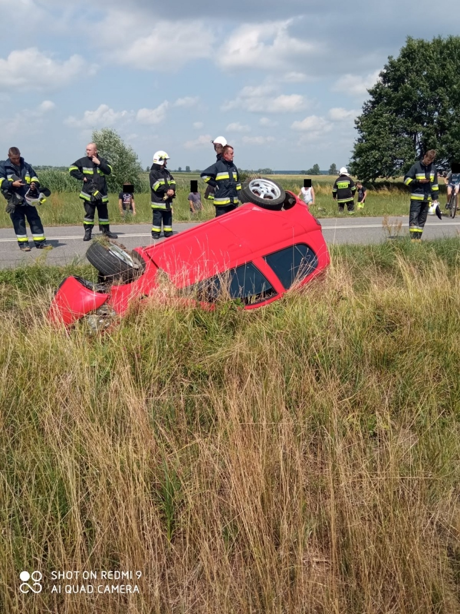 Zdjęcie w galerii na portalu naszraciborz.pl: Toyota dachowała na drodze Ruda-Budziska wiadomości z regionu
