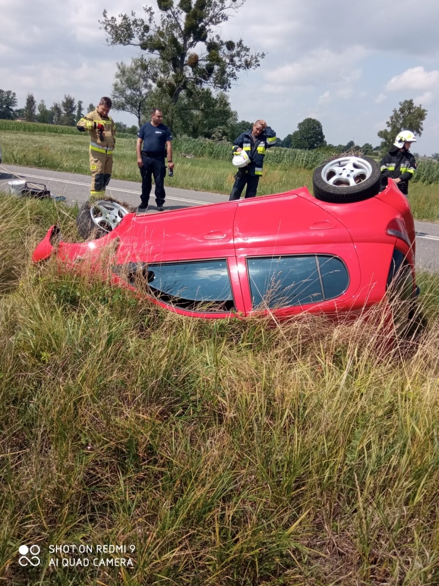 Zdjęcie w galerii na portalu naszraciborz.pl: Toyota dachowała na drodze Ruda-Budziska wiadomości z regionu