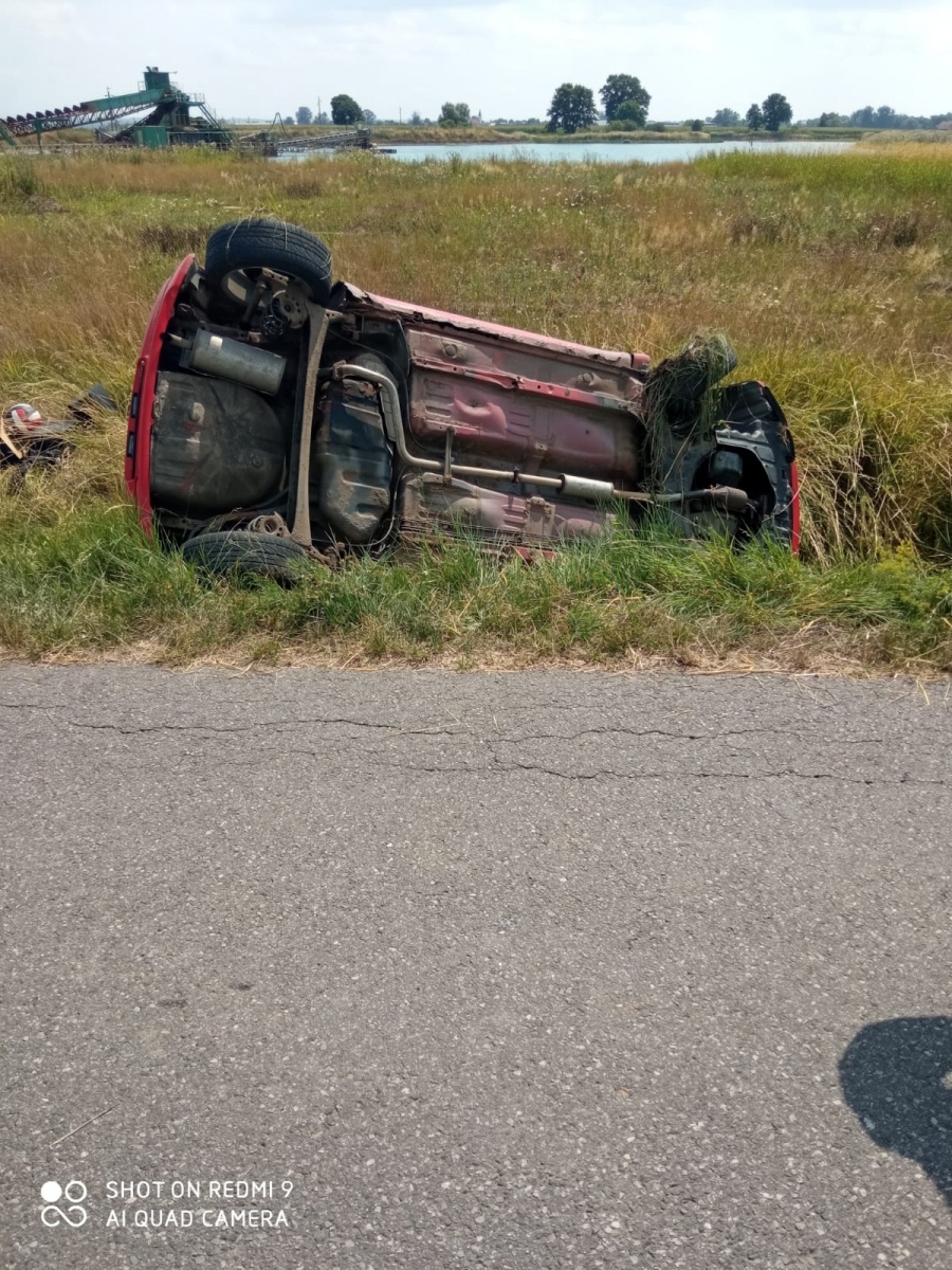 Zdjęcie w galerii na portalu naszraciborz.pl: Toyota dachowała na drodze Ruda-Budziska wiadomości z regionu