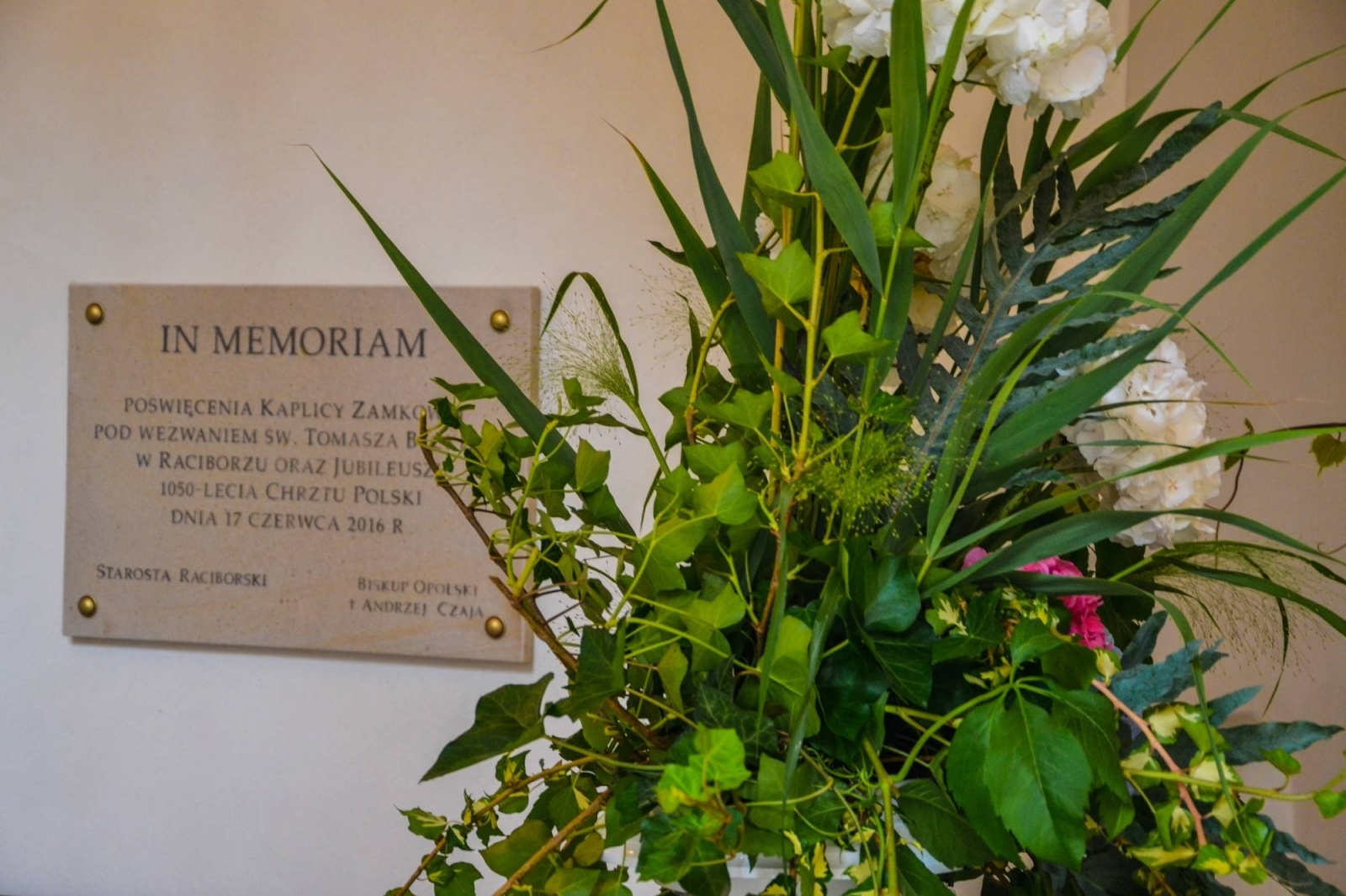 Zdjęcie w galerii na portalu naszraciborz.pl: Jak wam się podoba ślubny wystrój kaplicy zamkowej w Raciborzu? [FOTO] wiadomości z regionu