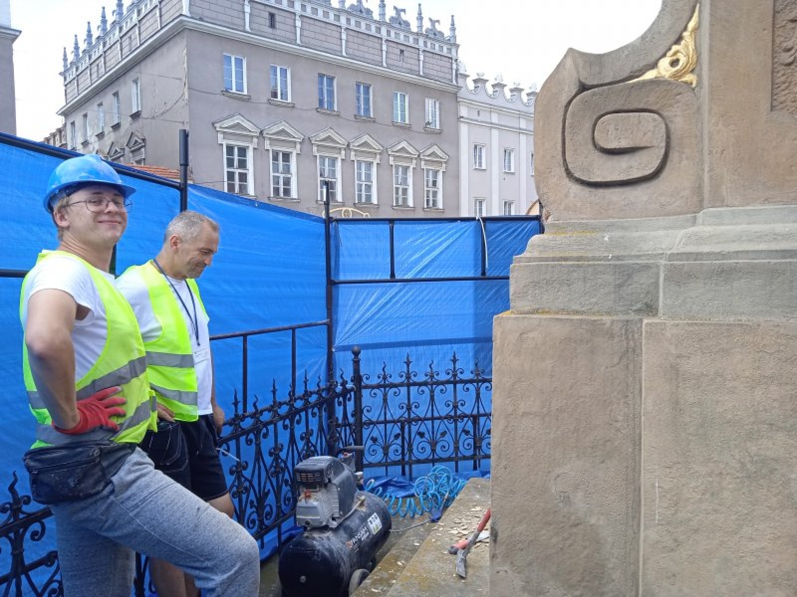 Zdjęcie w galerii na portalu naszraciborz.pl: Ruszyły prace przy odnowieniu Kolumny Maryjnej wiadomości z regionu