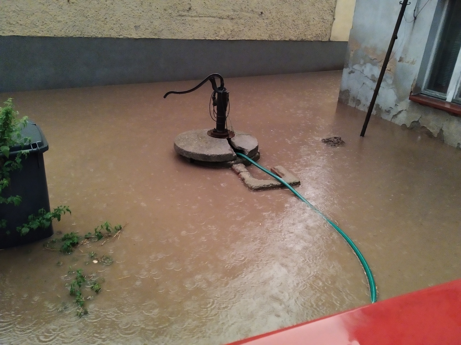 Zdjęcie w galerii na portalu naszraciborz.pl: Ulewa spowodowała podtopienia w gm. Krzyżanowice oraz Krzanowice [WIDEO] wiadomości z regionu