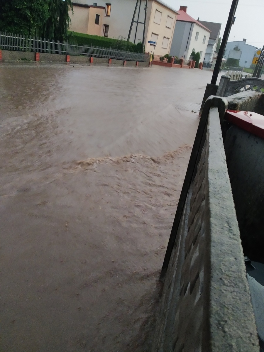 Zdjęcie w galerii na portalu naszraciborz.pl: Ulewa spowodowała podtopienia w gm. Krzyżanowice oraz Krzanowice [WIDEO] wiadomości z regionu