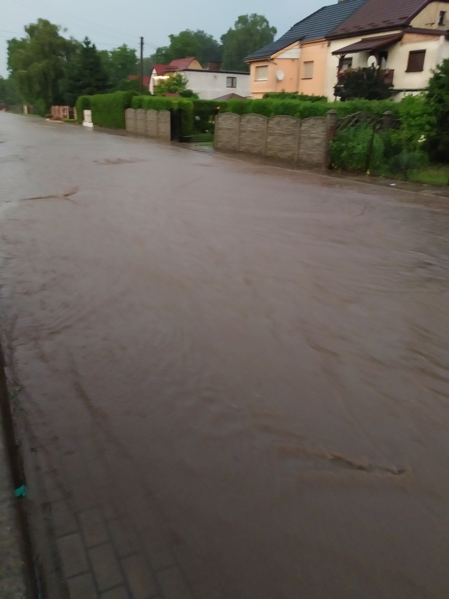 Zdjęcie w galerii na portalu naszraciborz.pl: Ulewa spowodowała podtopienia w gm. Krzyżanowice oraz Krzanowice [WIDEO] wiadomości z regionu