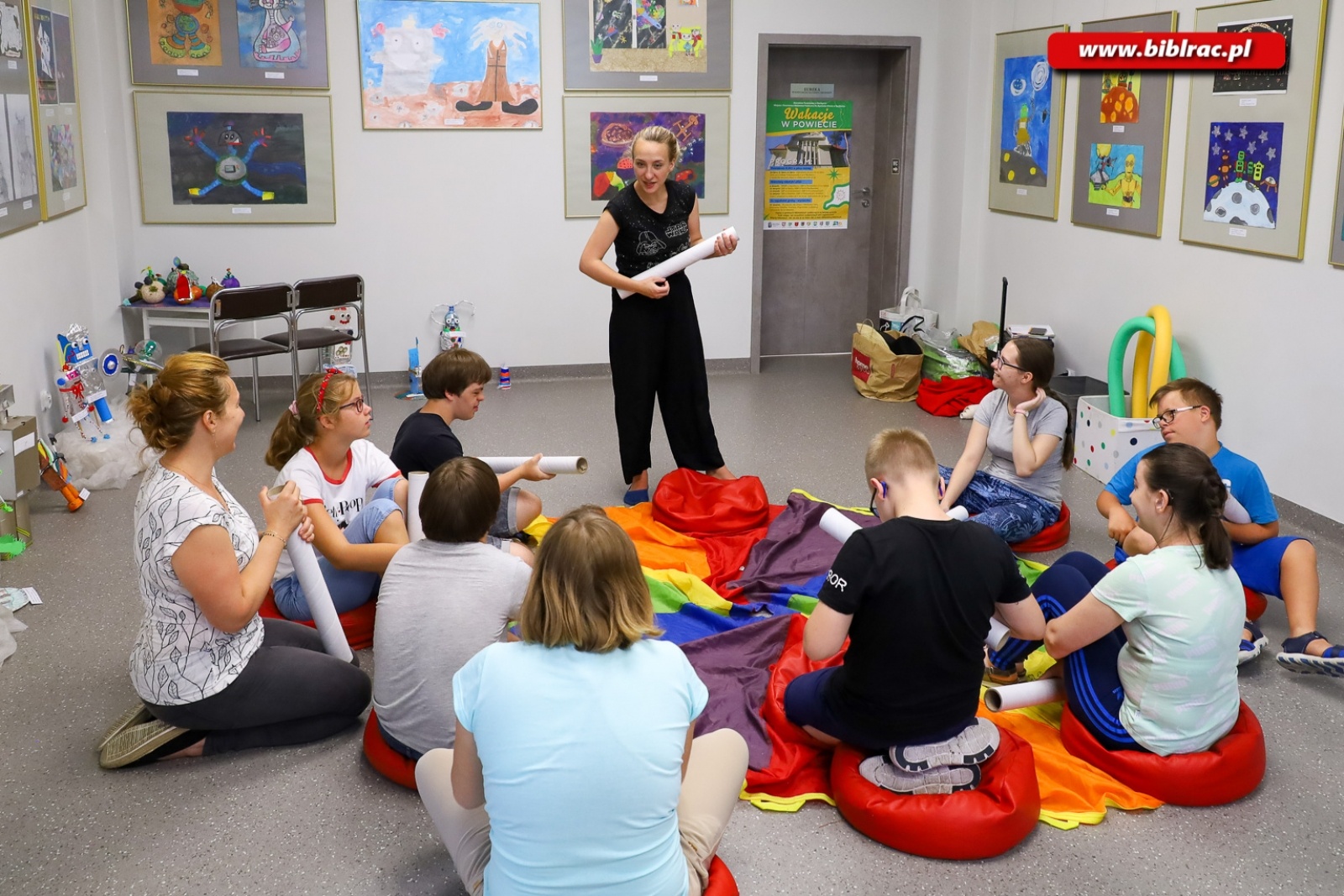 Zdjęcie w galerii na portalu naszraciborz.pl:  W bibliotece trwają wakacyjne zajęcia dla osób z niepełnosprawnościami wiadomości z regionu