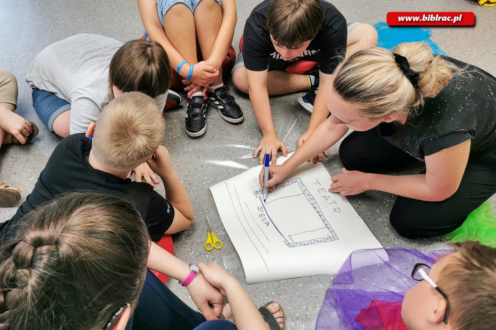 Zdjęcie w galerii na portalu naszraciborz.pl:  W bibliotece trwają wakacyjne zajęcia dla osób z niepełnosprawnościami wiadomości z regionu