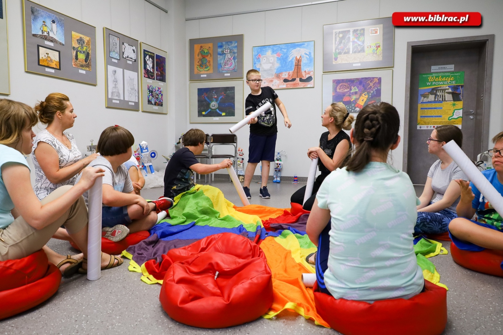 Zdjęcie w galerii na portalu naszraciborz.pl:  W bibliotece trwają wakacyjne zajęcia dla osób z niepełnosprawnościami wiadomości z regionu