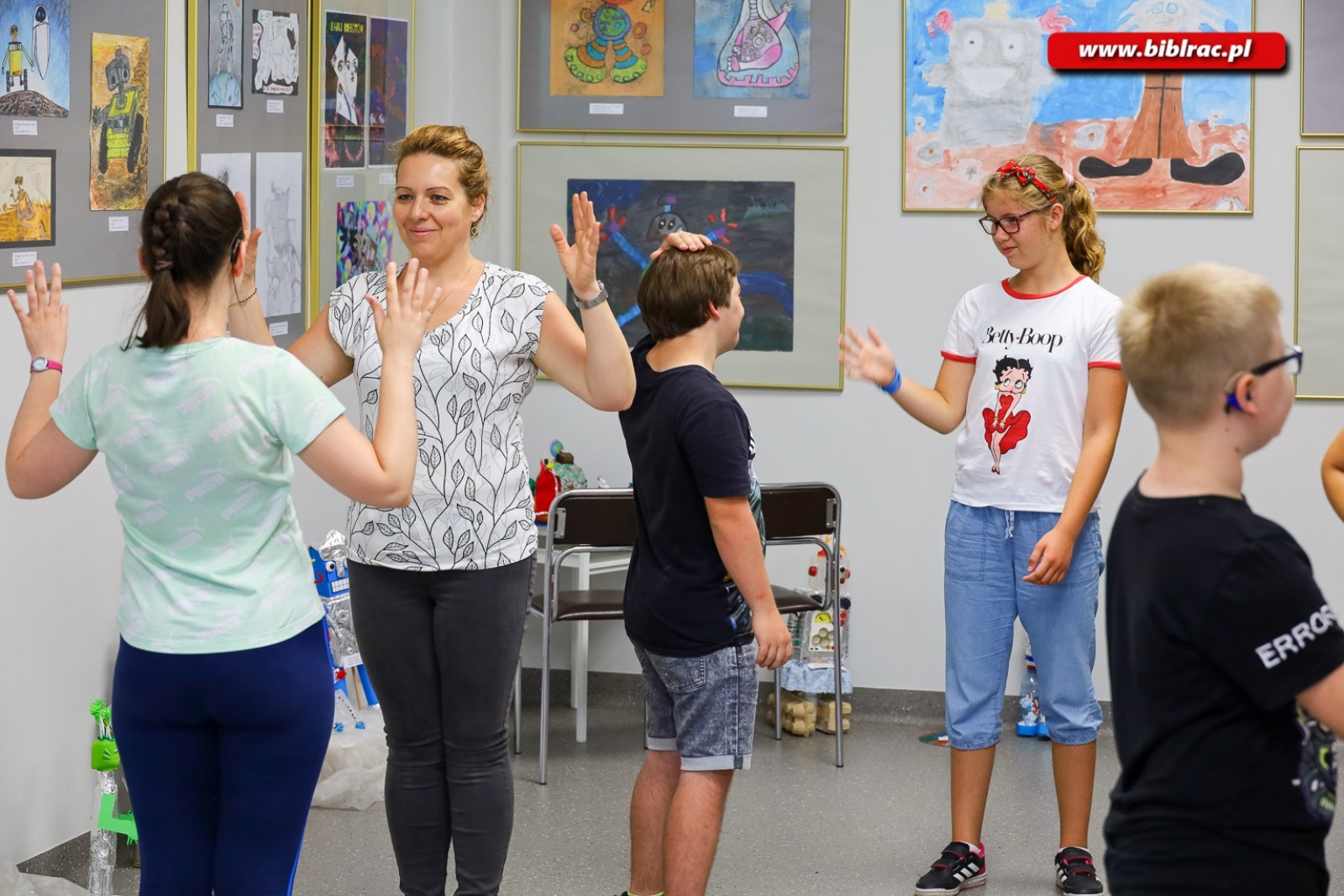 Zdjęcie w galerii na portalu naszraciborz.pl:  W bibliotece trwają wakacyjne zajęcia dla osób z niepełnosprawnościami wiadomości z regionu