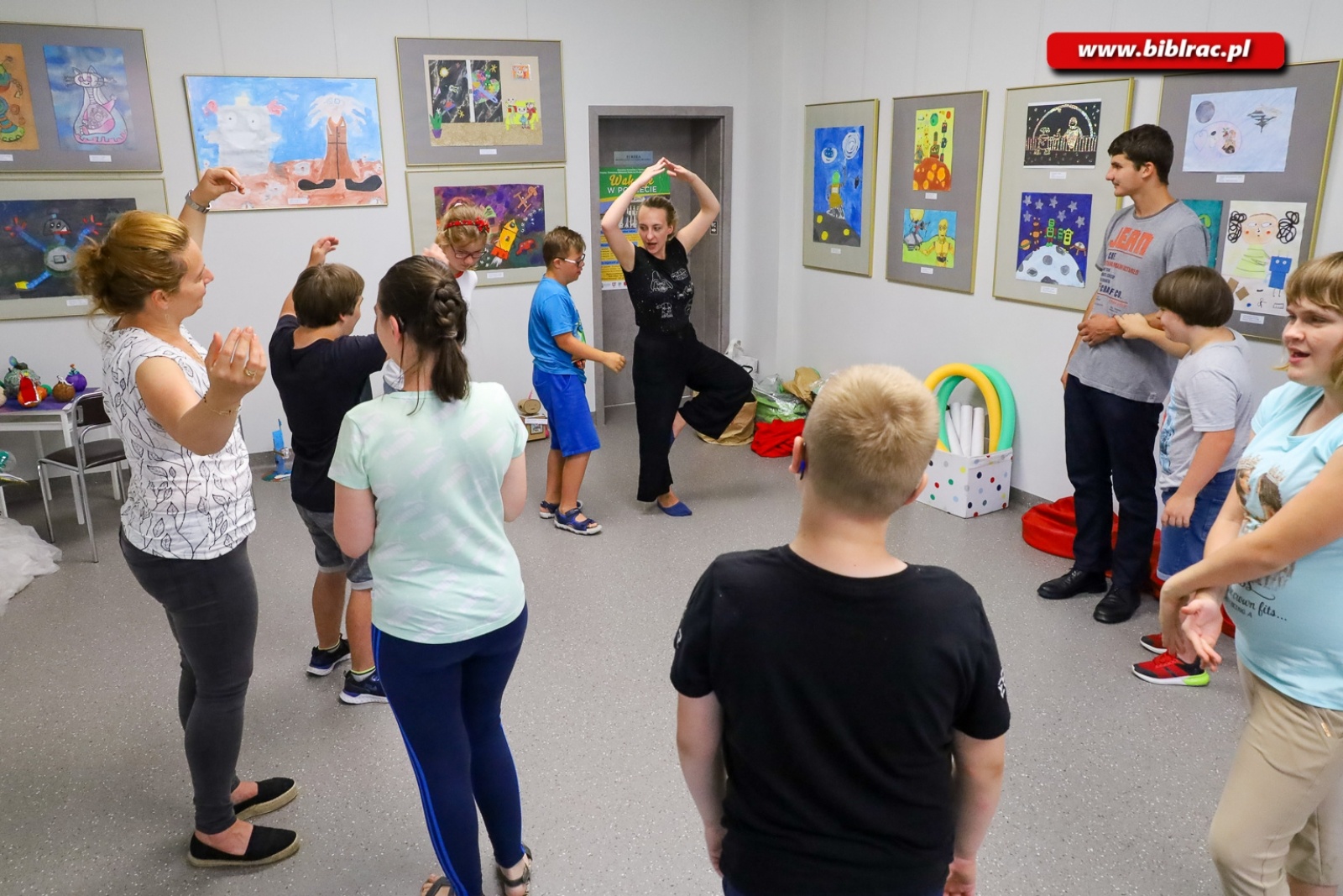 Zdjęcie w galerii na portalu naszraciborz.pl:  W bibliotece trwają wakacyjne zajęcia dla osób z niepełnosprawnościami wiadomości z regionu