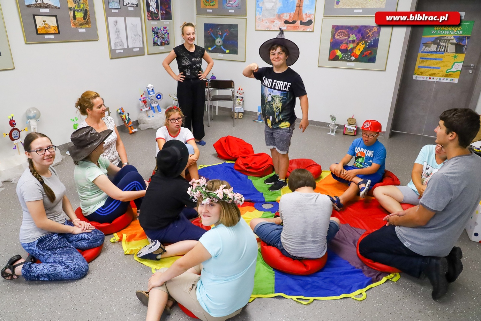 Zdjęcie w galerii na portalu naszraciborz.pl:  W bibliotece trwają wakacyjne zajęcia dla osób z niepełnosprawnościami wiadomości z regionu