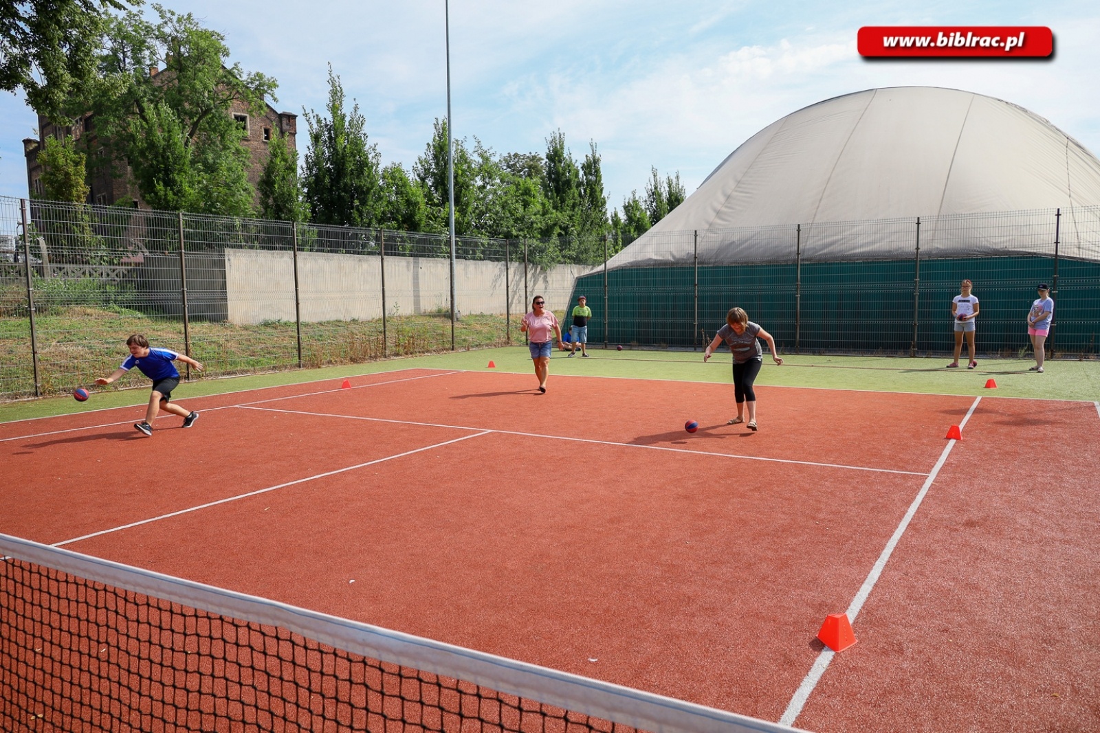 Zdjęcie w galerii na portalu naszraciborz.pl:  W bibliotece trwają wakacyjne zajęcia dla osób z niepełnosprawnościami wiadomości z regionu
